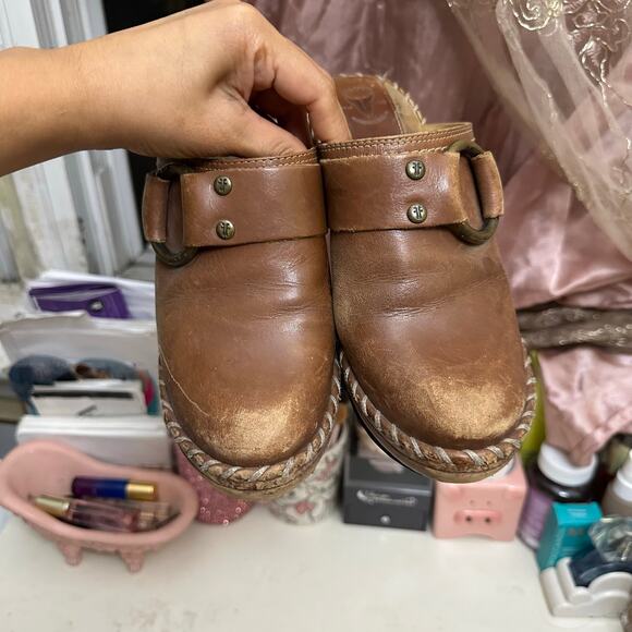 Frye Women’s Charlotte Ring Brown Distressed Heeled Clogs Mule Shoes Size 6 M - Picture 9 of 15